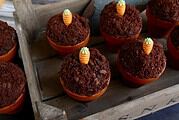 Schokoladenmuffins im Terracotta-Blumentopf mit Mini-Rüblis