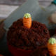 Schokoladenmuffins im Terracotta-Blumentopf mit Mini-Rüblis