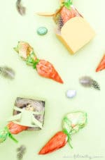 Ostergeschenke verpacken: DIY Taschentuch-Möhrchen