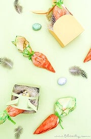 Ostergeschenke verpacken: DIY Taschentuch-Möhrchen