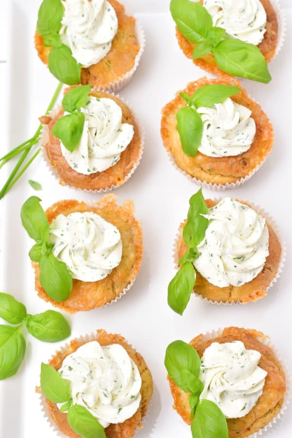 Schnelle Kräutermuffins mit Feta und Frischkäsehäubchen