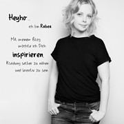 Junge Frau in schwarzem T-Shirt und Jeans, neben handgeschriebenem Text über Inspiration und DIY-Kleidung, für Handmade Kultur Website.