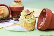 Kräuter-Pizzabrötchen im Tontöpfchen