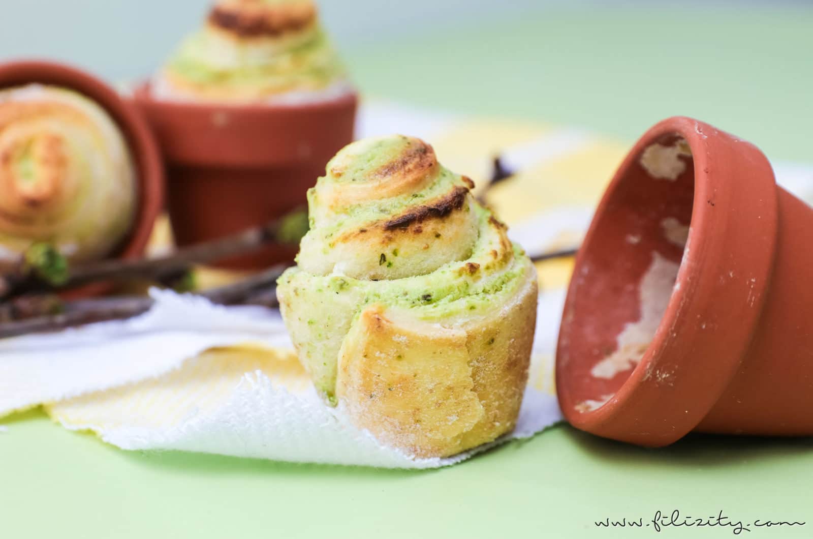 Kräuter-Pizzabrötchen im Tontöpfchen