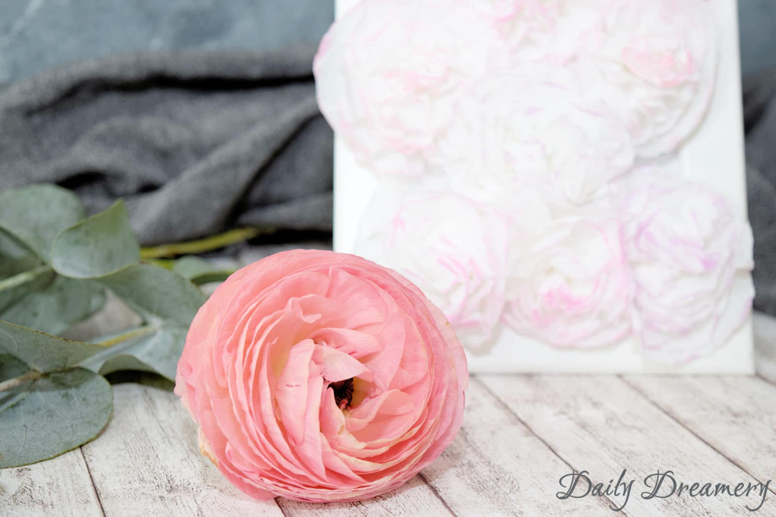 DIY-Blumenbild mit Blüten aus Krepp-Papier – passend zum Muttertag