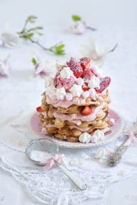 Egg Bubble Waffles oder ein göttliches Mascarpone Erdbeer Törtchen