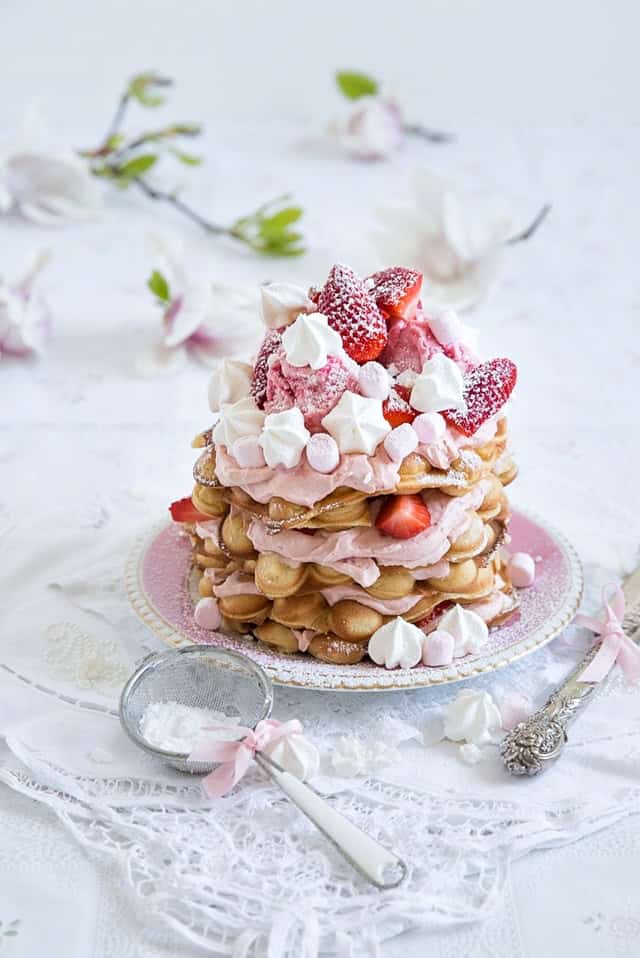 Egg Bubble Waffles oder ein göttliches Mascarpone Erdbeer Törtchen