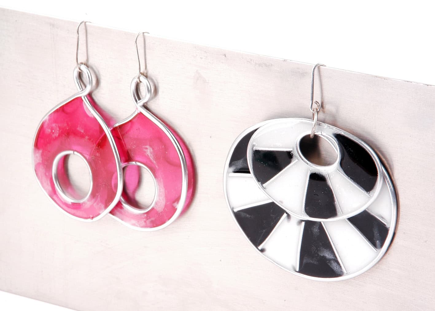 DIY-Statement-Ohrringe aus Kunstharz und Aludraht