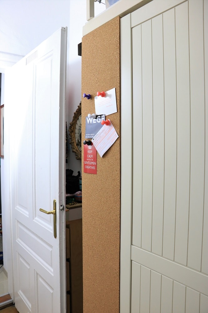 Ikea Hack: Pinnwand am Billy Bücherregal