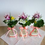 DIY Frühlingsdeko – Glasvase mit Baumwollspitze verschönern