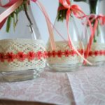 DIY Frühlingsdeko – Glasvase mit Baumwollspitze verschönern