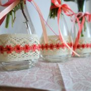 DIY Frühlingsdeko – Glasvase mit Baumwollspitze verschönern