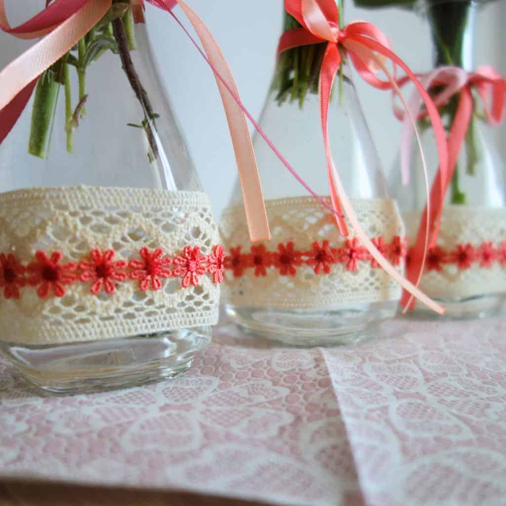 DIY Frühlingsdeko – Glasvase mit Baumwollspitze verschönern