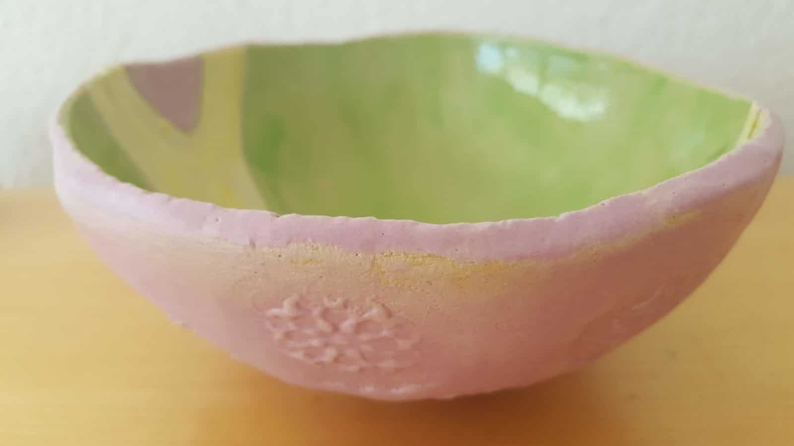 Vase und Schüsseln aus Keramik