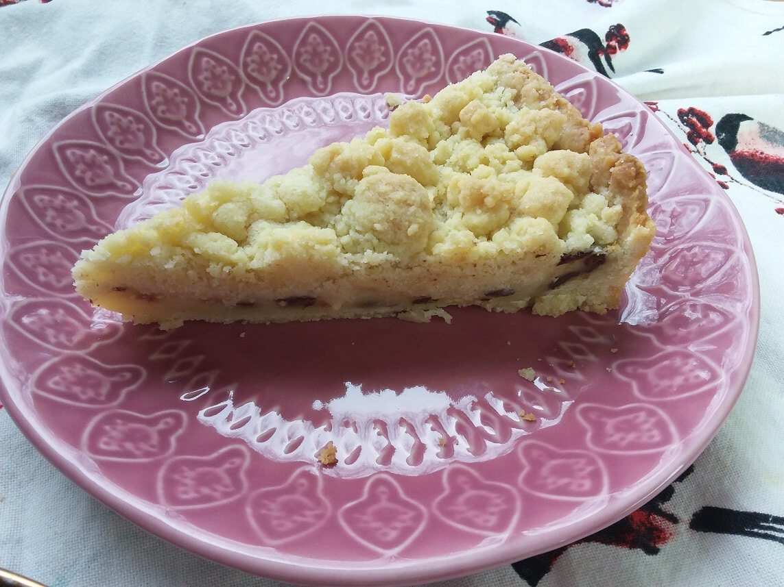 Klassischer Streuselkuchen mit Pudding und Schokostückchen