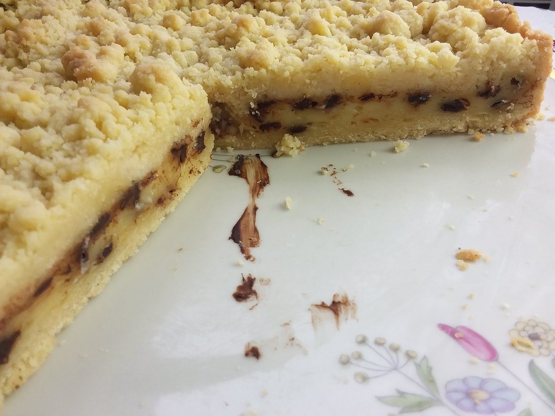 Klassischer Streuselkuchen mit Pudding und Schokostückchen