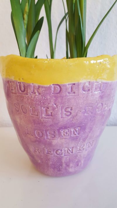 Vase und Schüsseln aus Keramik