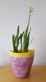 Vase und Schüsseln aus Keramik