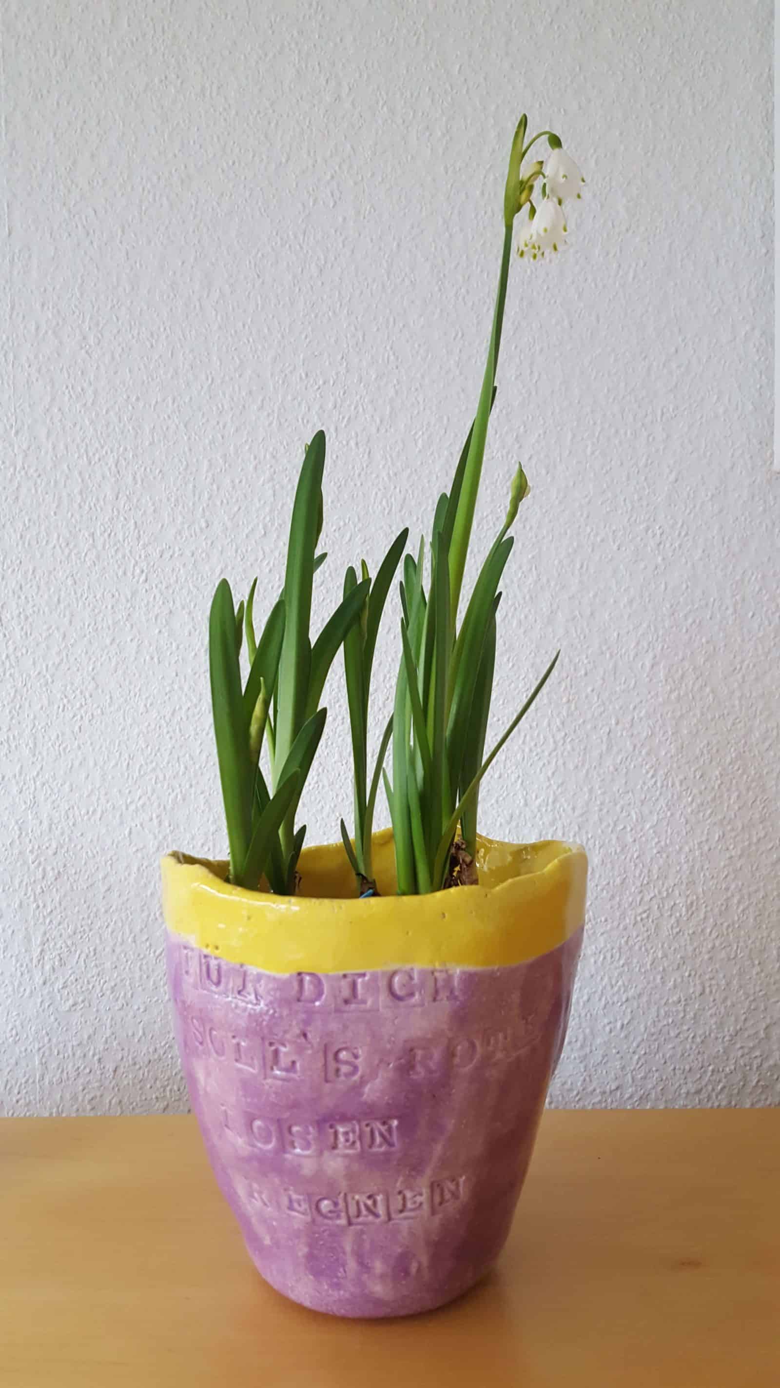 Vase und Schüsseln aus Keramik