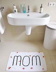 Easypeasy DIY für eine selbstbeschriftete Badematte mit WOW-Faktor (oder für die beste MOM zum Muttertag!)