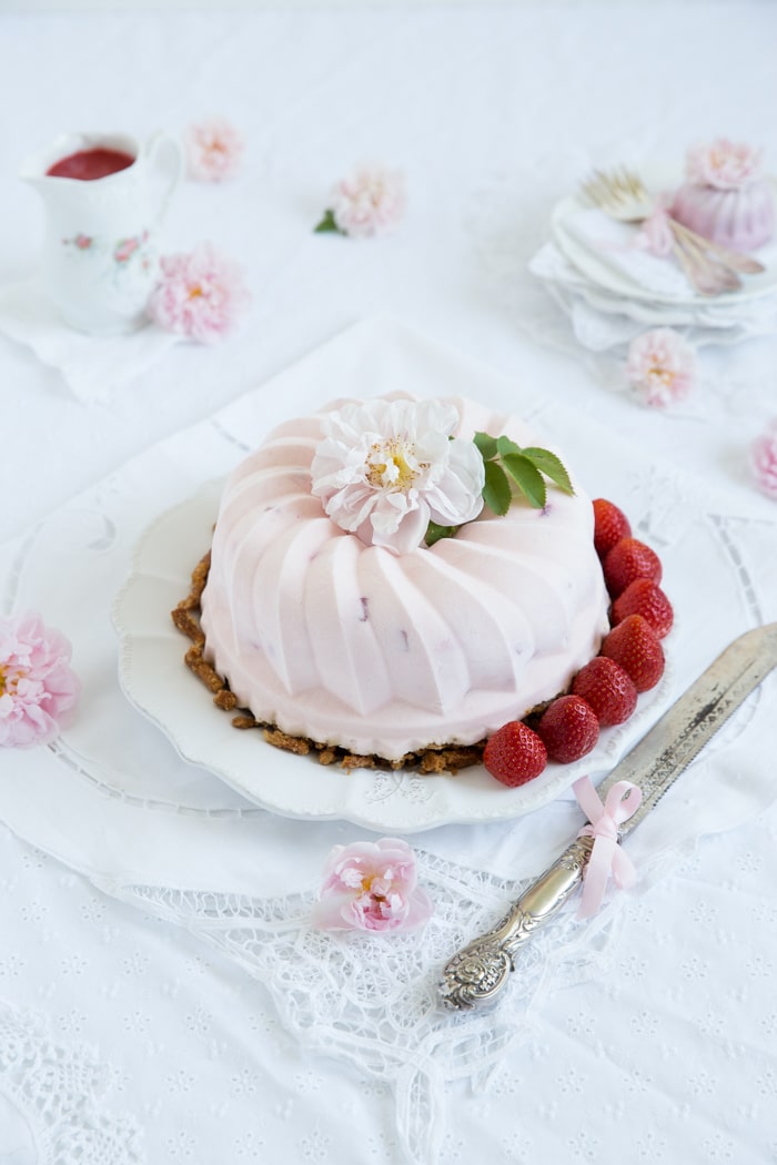 „Erdbeer-Eistorte mit knusprigem Butterbrezelboden!“