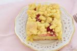 Zum Mittagskaffee: Himbeer-Rhabarber-Streuselkuchen