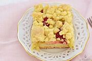 Zum Mittagskaffee: Himbeer-Rhabarber-Streuselkuchen