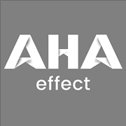 AHA Effekt Logo in weiß auf grauem Hintergrund, klarer Schriftzug für Markenpräsenz und Branding im Bereich Handgemachtes.