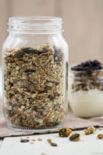 Granola mit Mandeln und Samen