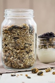 Granola mit Mandeln und Samen