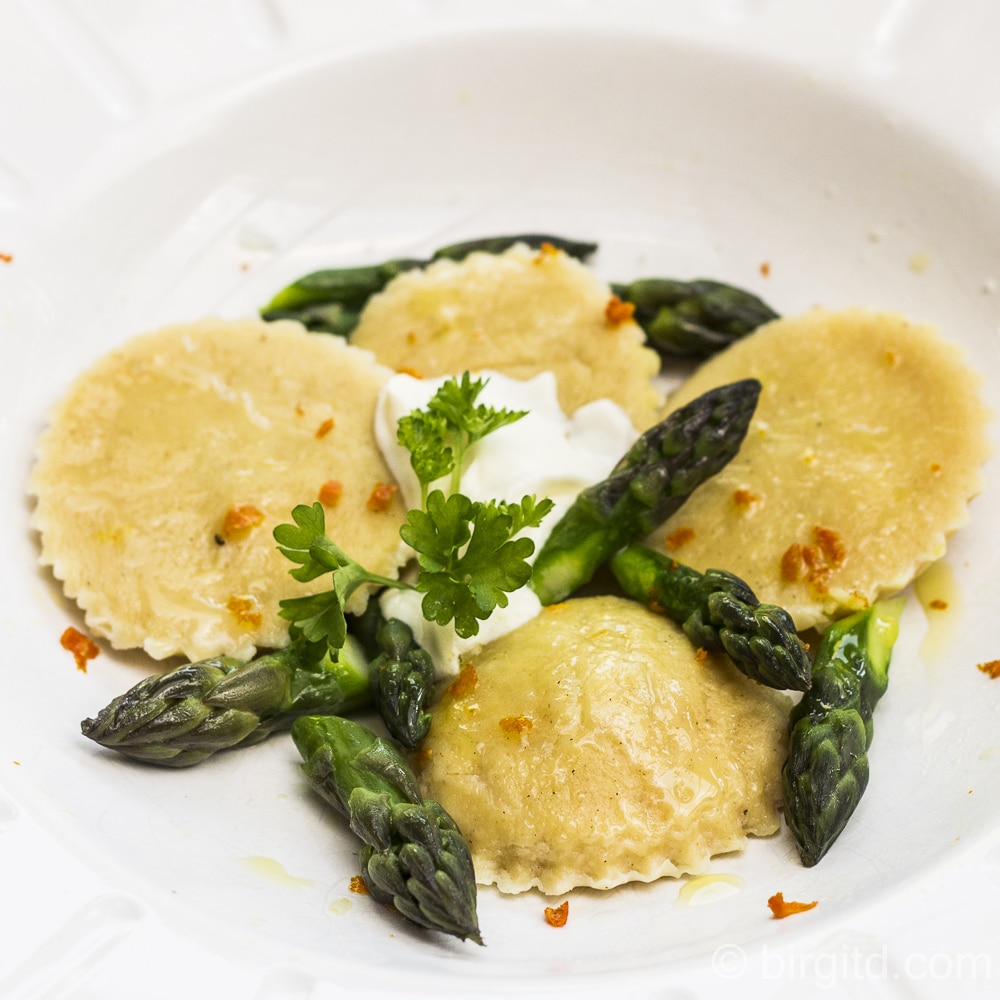 Hausgemachte Ravioli mit würziger Spargelfüllung in Orangen-Kräuter-Butter [Birgit D]