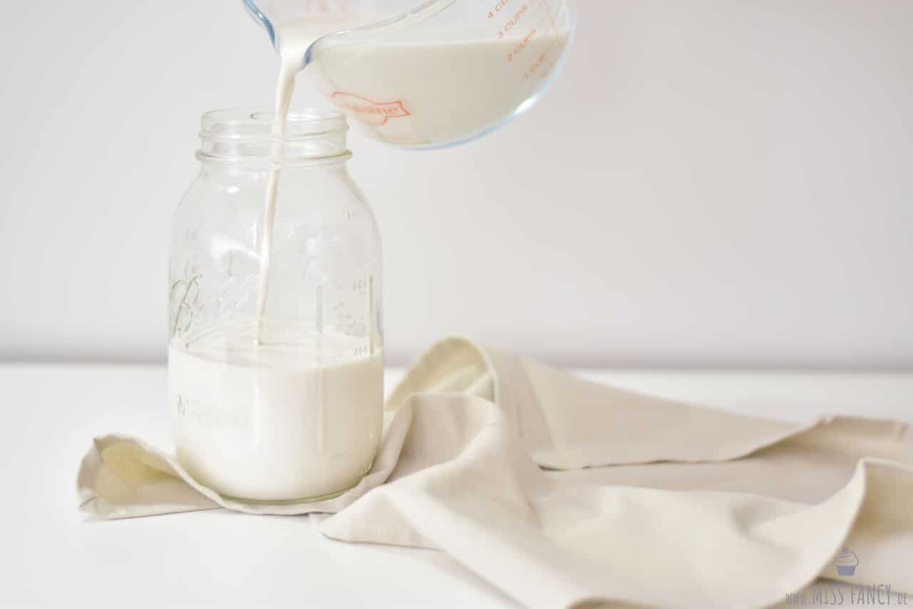 Selbstgemachter Mandeldrink mit Rosenblütensirup