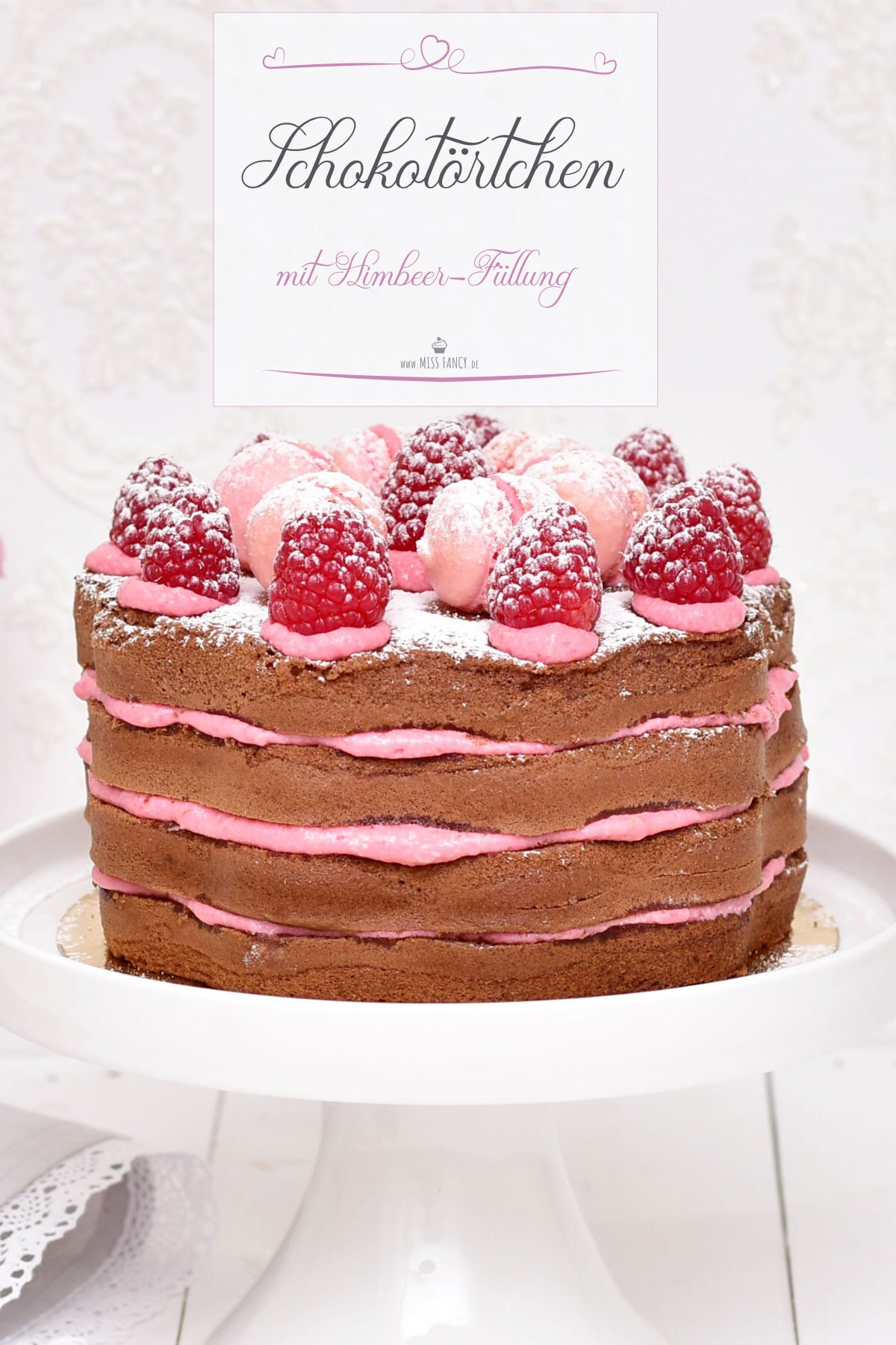 Kleine Schoko-Torte mit Himbeerfüllung