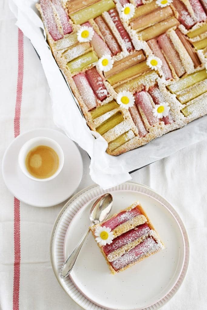 Rhabarber, my LOVE! Easypeasy Rezept für den fluffigsten Rhabarber-Vanille-Blechkuchen