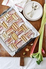 Rhabarber, my LOVE! Easypeasy Rezept für den fluffigsten Rhabarber-Vanille-Blechkuchen