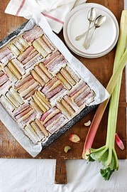 Rhabarber, my LOVE! Easypeasy Rezept für den fluffigsten Rhabarber-Vanille-Blechkuchen