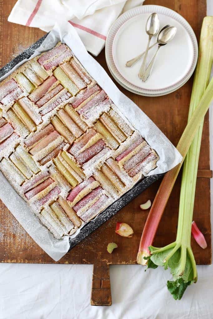 Rhabarber, my LOVE! Easypeasy Rezept für den fluffigsten Rhabarber-Vanille-Blechkuchen