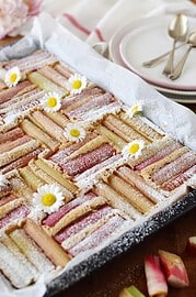 Rhabarber, my LOVE! Easypeasy Rezept für den fluffigsten Rhabarber-Vanille-Blechkuchen