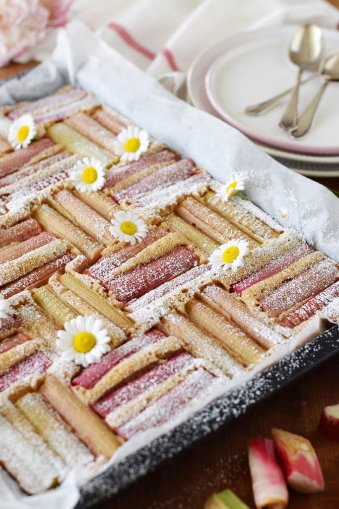 Rhabarber, my LOVE! Easypeasy Rezept für den fluffigsten Rhabarber-Vanille-Blechkuchen