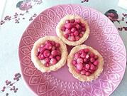 Walderdbeertörtchen mit weißer Schokoladencreme