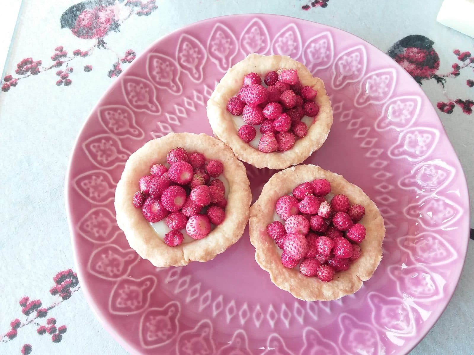 Walderdbeertörtchen mit weißer Schokoladencreme