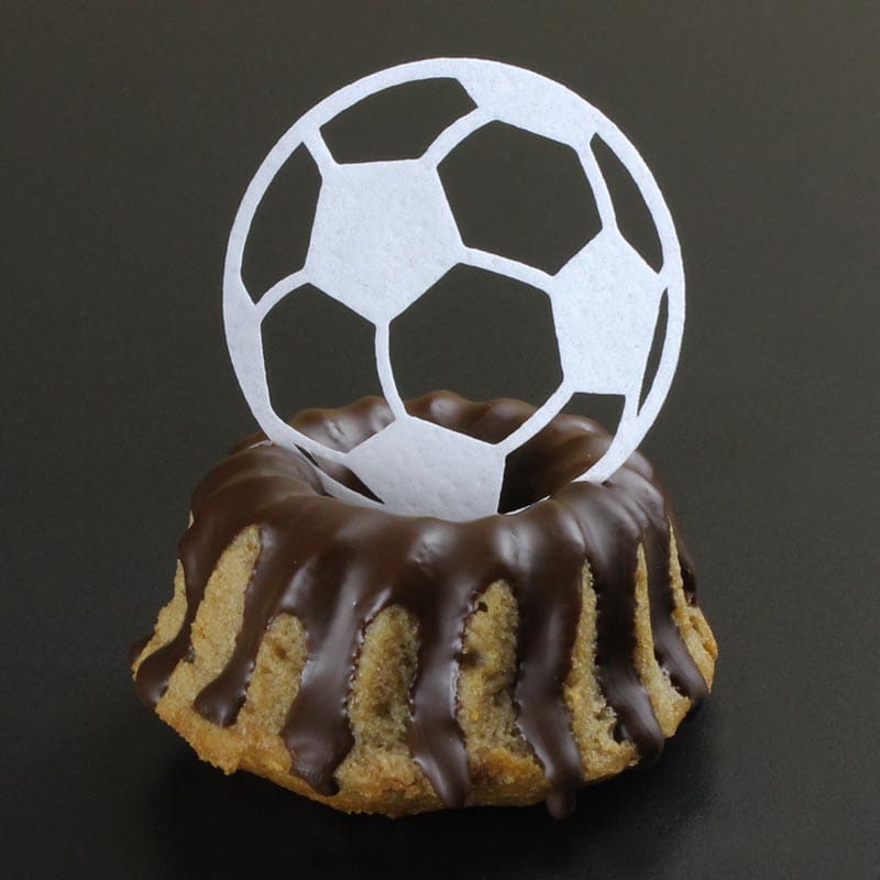 Fußball aus Esspapier als Cake-Topper [mit Vorlage & Plotterfreebie]