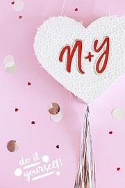 DIY PINATA-HERZ BASTELN ALS HOCHZEITS-PINATA