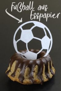 Fußball aus Esspapier als Cake-Topper [mit Vorlage & Plotterfreebie]