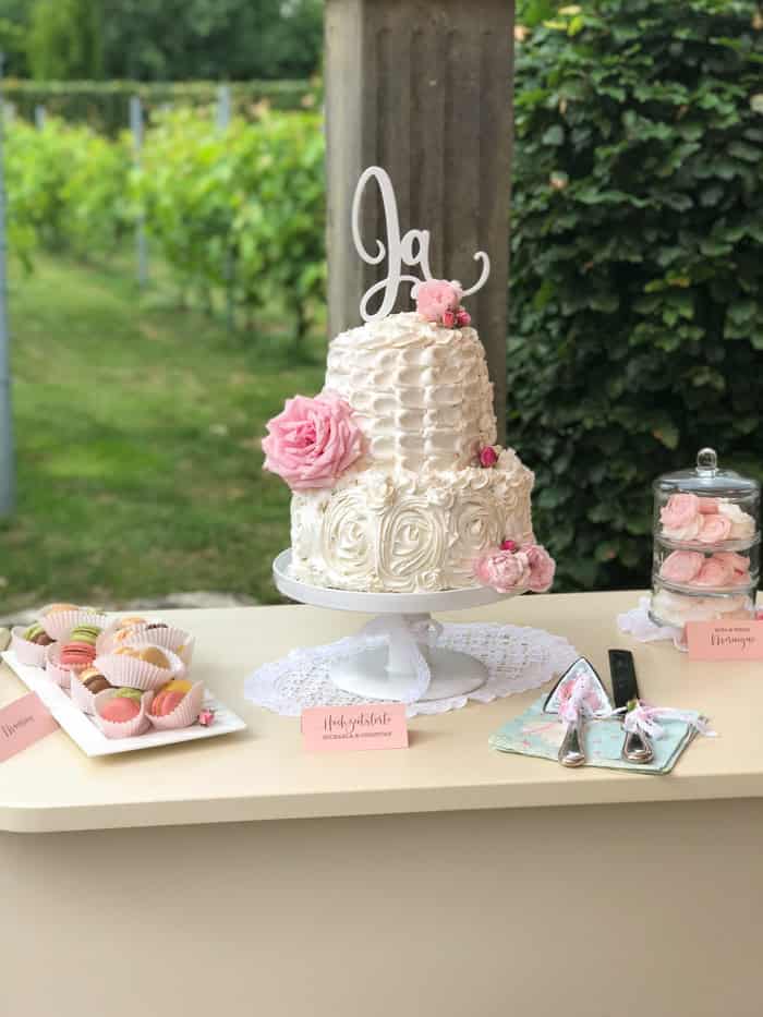 „Hochzeitstorte und eine zuckersüße Reise ins Glück!“