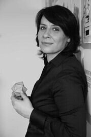 Frau hält ein geometrisches Papierkunstwerk, zeigt kreative Handarbeit und handgemachte Kunstwerke für Handmade Kultur.