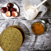 Minitorte mit Matcha-Biskuit und Maracuja