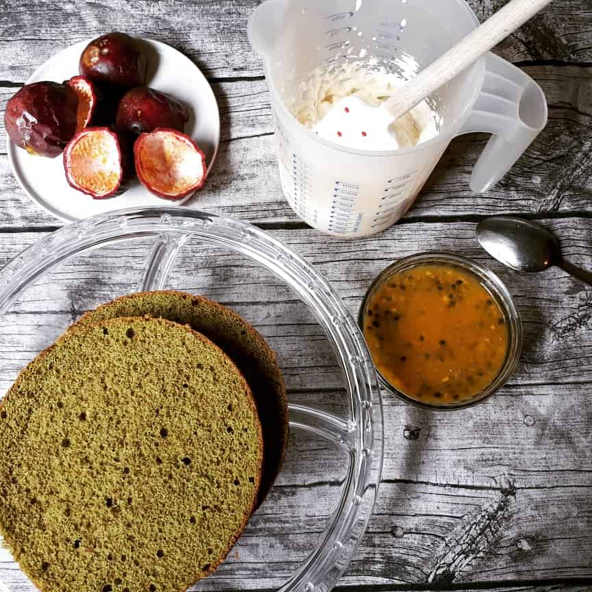 Minitorte mit Matcha-Biskuit und Maracuja