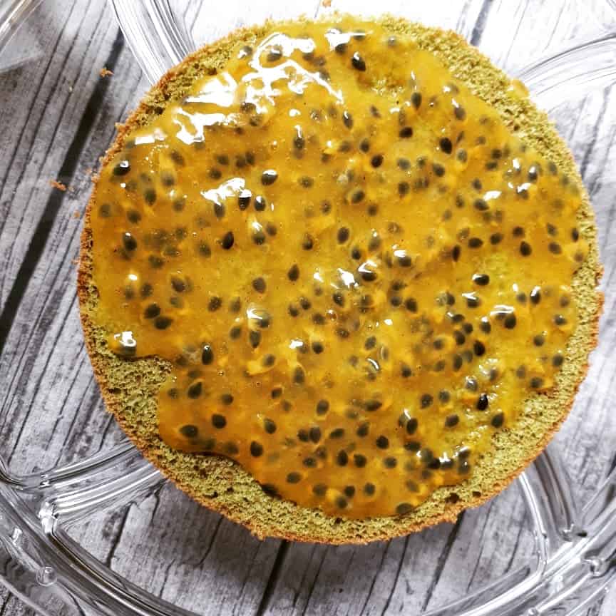 Minitorte mit Matcha-Biskuit und Maracuja