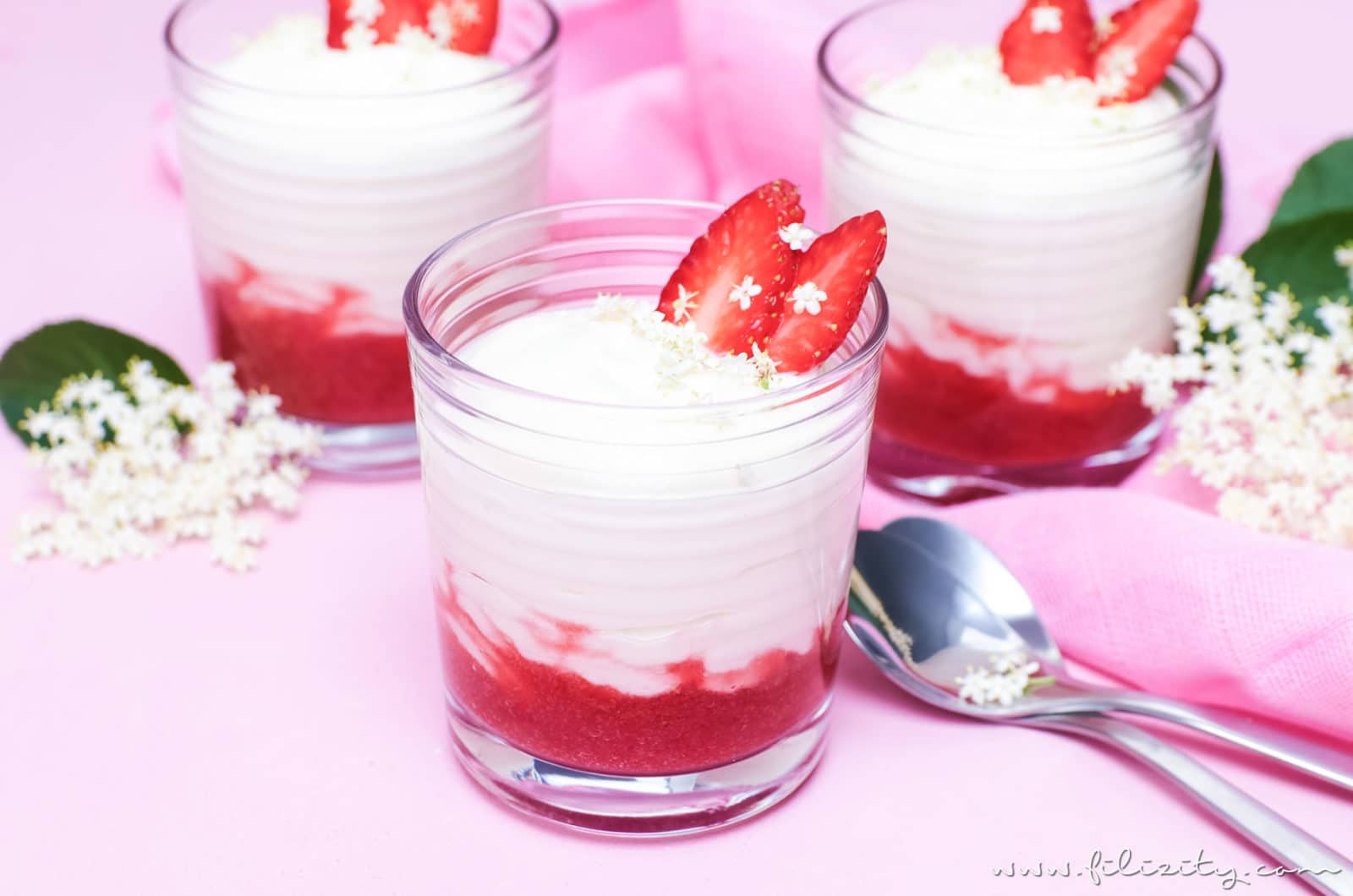 Holunderblüten-Creme mit Erdbeer-Swirl
